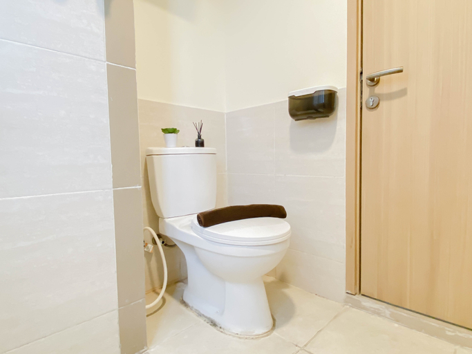 Bathroom 4, Restful and Spacious 3BR at Apartment Meikarta District 1 By Travelio, Cikarang