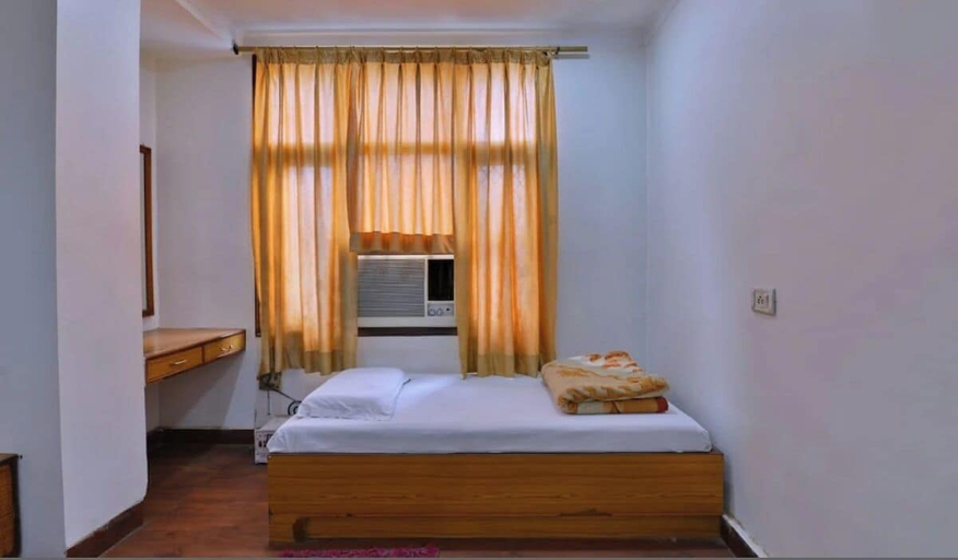 Room 3, Paying Guest Hotel, Delhi