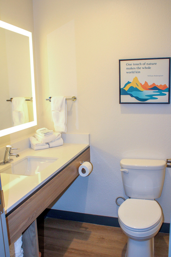 Bathroom 4, The Cairn Hotel, Iron