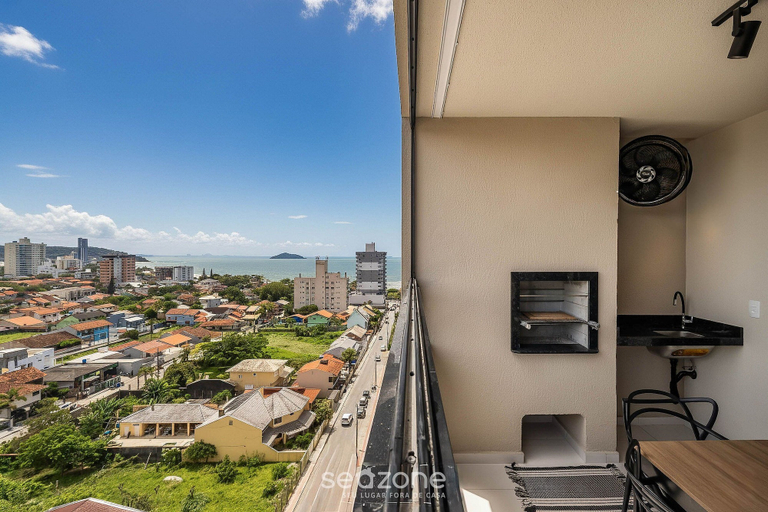 Outdoor dining 2, Estadia completa com piscina a 400m da Praia da Armação \- SKL, Penha