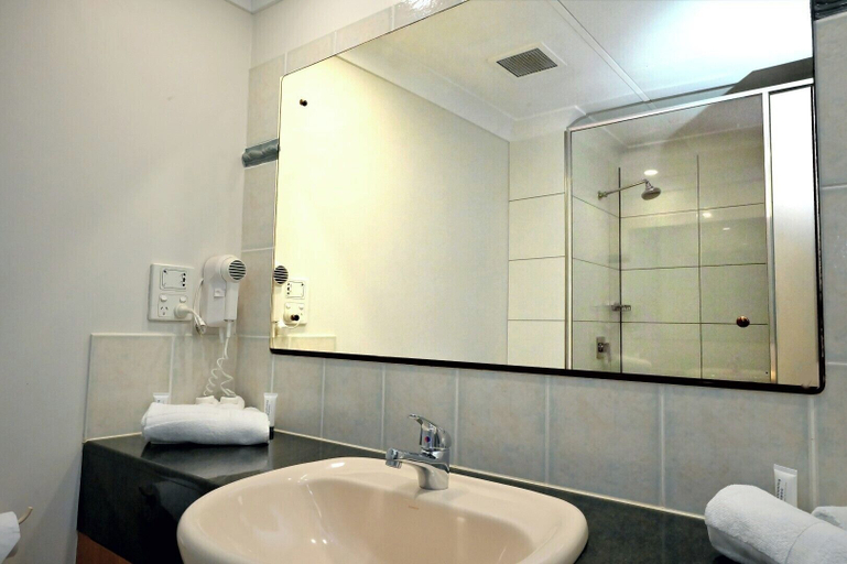 Bathroom 4, Waterfront Terraces, Cairns