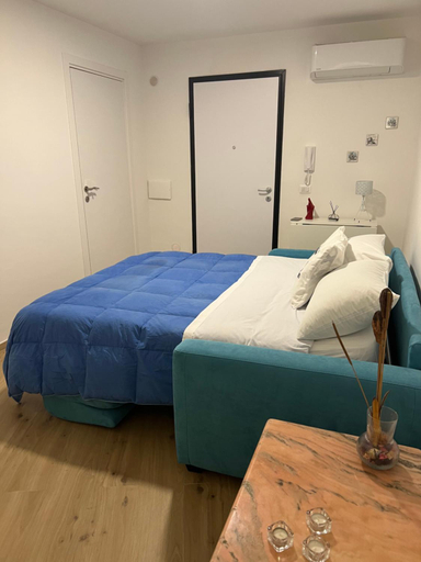 Bedroom 5, Midnight Sun, Salerno