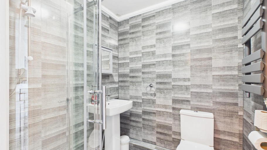Bathroom 3, Swn Y Mor - 1 Bedroom Studio - Saundersfoot, Pembrokeshire