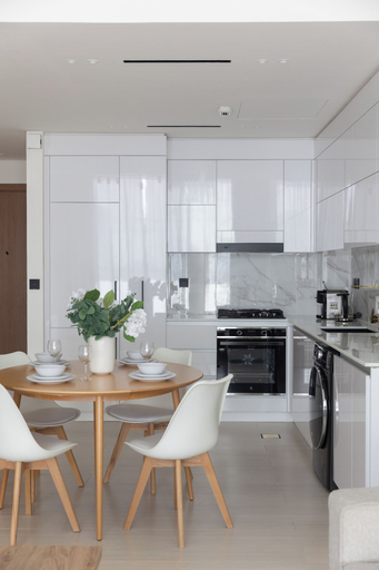 Private kitchen 2, Modern 1BR Apartment with City View, Dubai