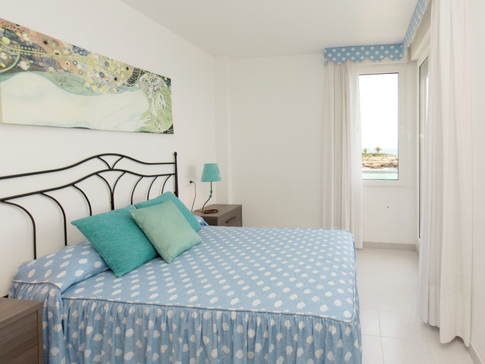 Room 4, Well Kept Apartment with Sea Views & 2 Swimming Pools near Vinaròs, Castellón