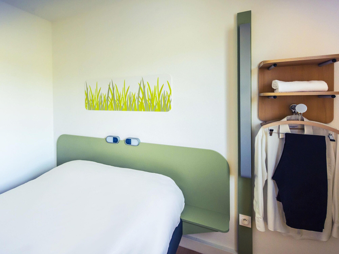 Bedroom 5, Ibis Budget Troyes Est, Aube