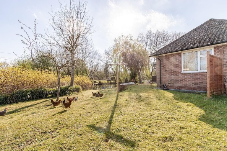 Property grounds, 2 Bedroom Bangalow, Oxfordshire