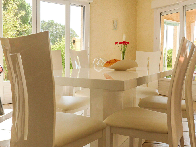 Dining 5, Peaceful Escape in Argeliers, Aude