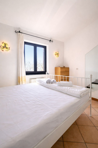 Room 4, Villa Laurì, Napoli