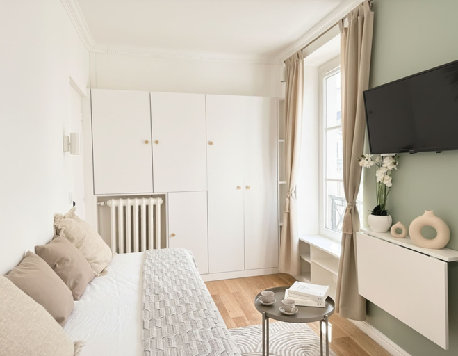 Bedroom 5, 1586 Hauteville, Paris