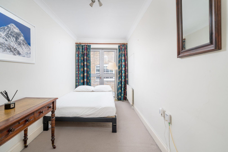 Room 3, Bright Two-bed Flat in Covent Garden, London