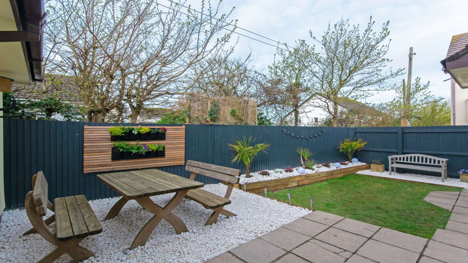 Others 5, Oceanside Sleeps 6 Walk to Beach & Stylish, Devon