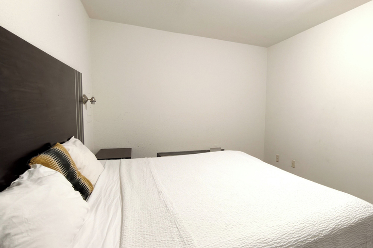 Room 4, Sunset Lodge Elgin Near U.S. 290 By Hotel O, Bastrop