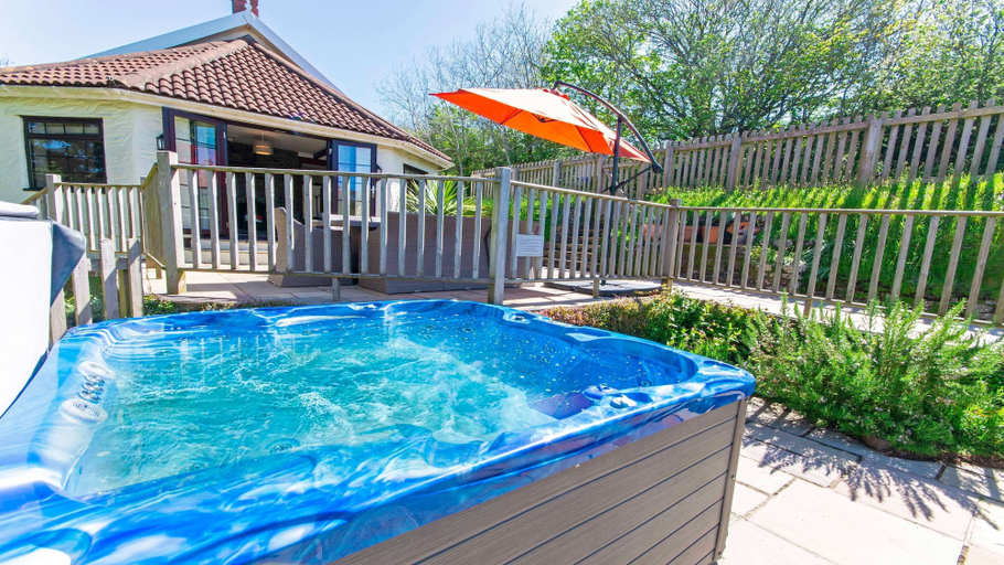 Sport & Beauty, Streamways Nr Croyde 6 Bedroom, Sleeps 12-16, Hot Tub, Devon