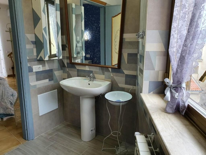 Bathroom 4, La Castellana, Cosenza
