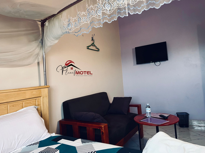 Room 5, Planet Motel, Busiiro