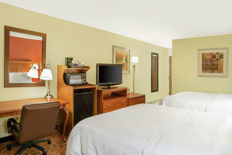Bedroom 2, Hampton Inn Merrillville, Lake