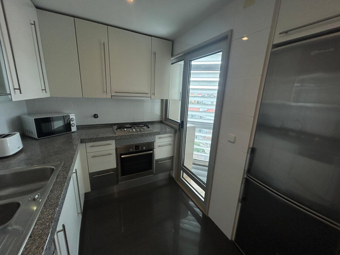 Private kitchen 4, Areeiro Elegant Modern by Homing, Lisbon