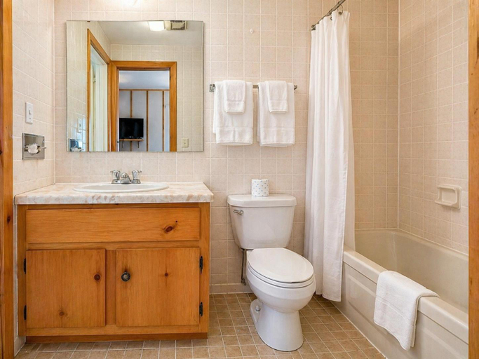 Bathroom 3, Baddeck Inn, Victoria