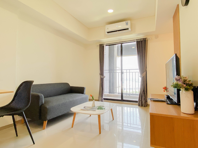 Living Room 3, Restful and Spacious 3BR at Apartment Meikarta District 1 By Travelio, Cikarang