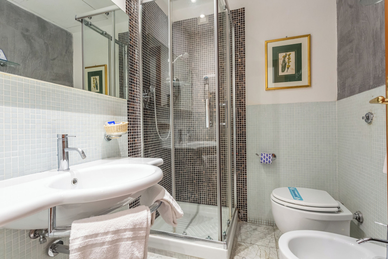 Bathroom 4, Medici, Rome