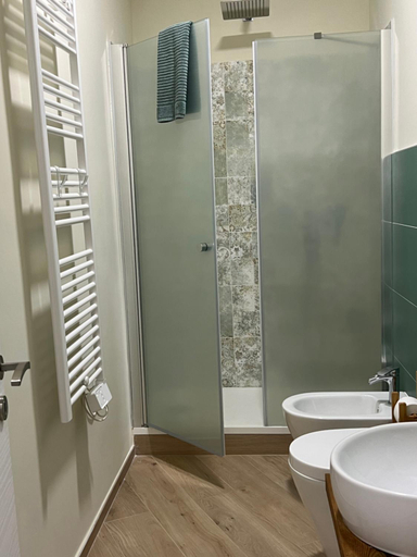 Bathroom 2, Midnight Sun, Salerno