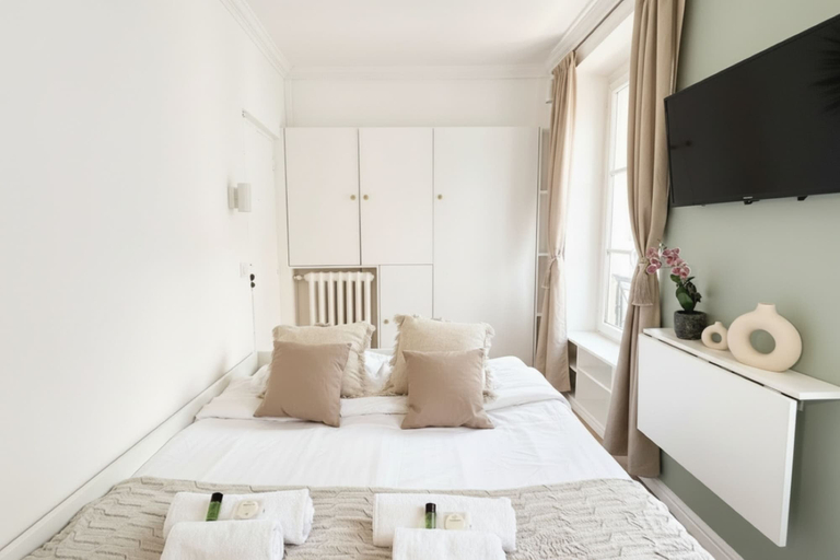 Bedroom 4, 1586 Hauteville, Paris