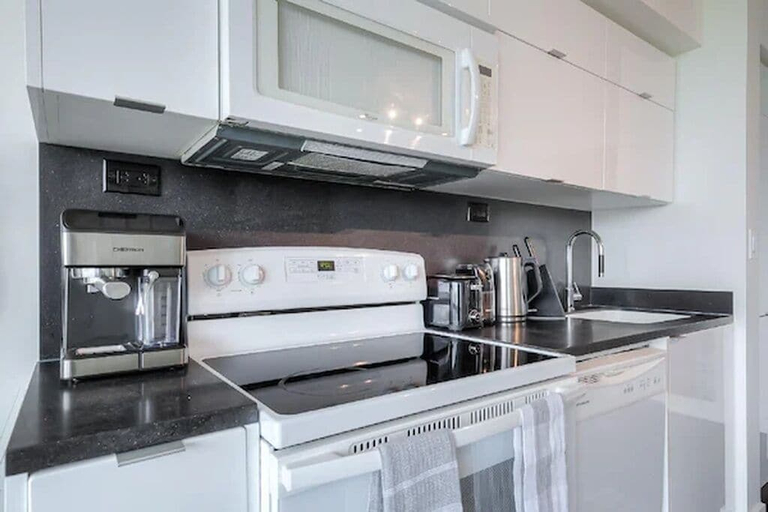 Private kitchen 5, Lakeview Stay Retreat Hotel DT, Toronto
