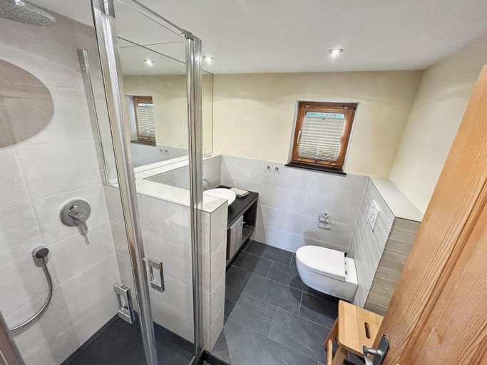 Bathroom 2, Haus Farbenklang, Regen