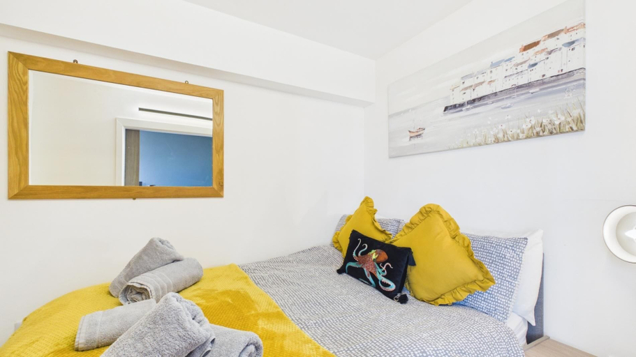 Bedroom 2, Driftwood Den - 1 Bedroom Apartment - Saundersfoot, Pembrokeshire