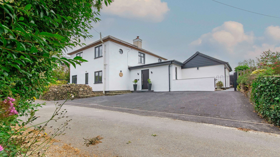 Exterior & Views, Bag-end House 7 Bedrooms, Sleeps 14, Hot Tub, Devon