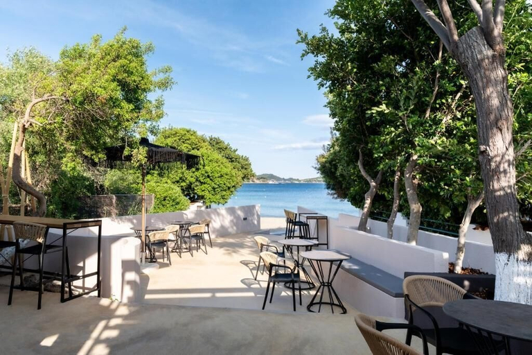 Outdoor dining, Physis Oikos Beachfront Apartments, Thessaly