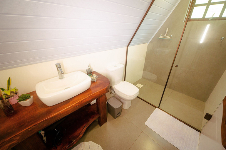Bathroom 3, Cabana Montana, Picada Café