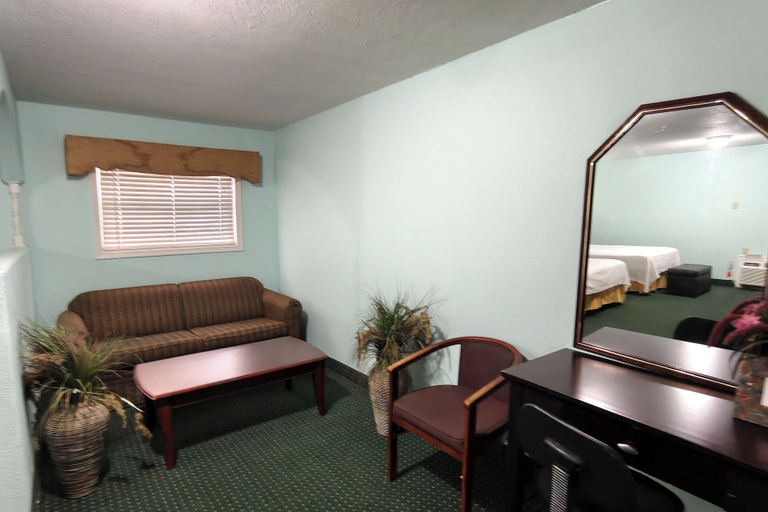 Room 2, Sunset Lodge Elgin Near U.S. 290 By Hotel O, Bastrop