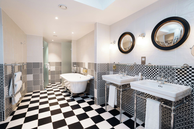 Bathroom 4, Leicester House Hotel, London