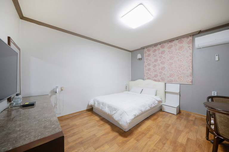 Bedroom 2, Yeosu Living, Yeosu