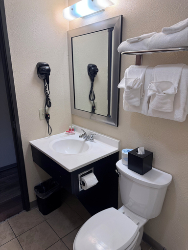 Bathroom 4, Budget Inn, Tompkins