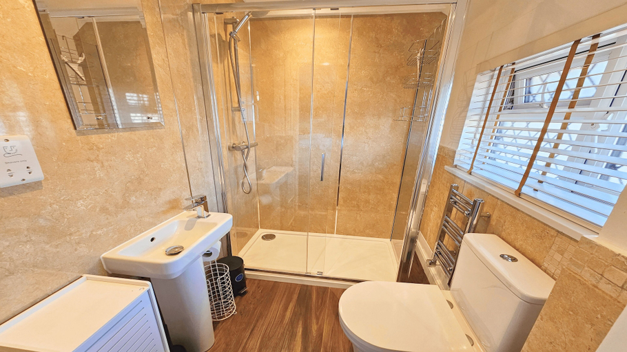 Bathroom 4, Dove Cott Sleeps 4 Central Location, Devon