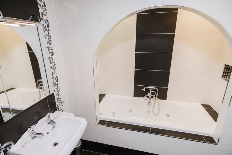 Bathroom 5, The Central Hotel Donegal