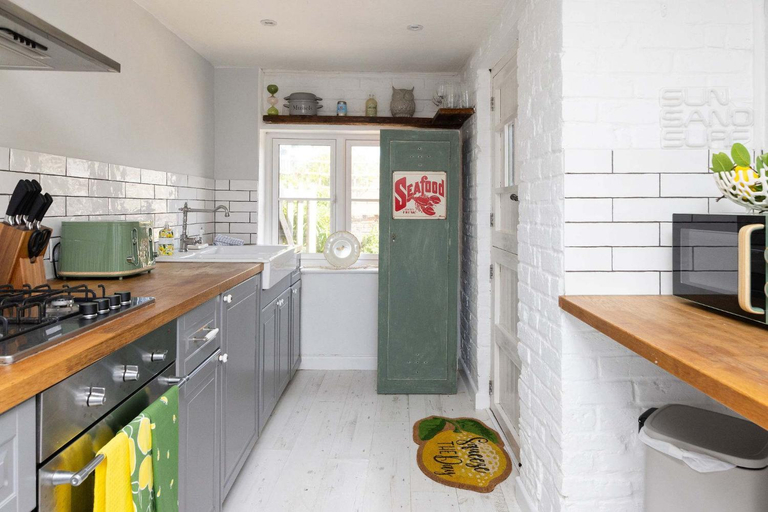Others 3, Cosy Character Cottage by the Sea, West Sussex