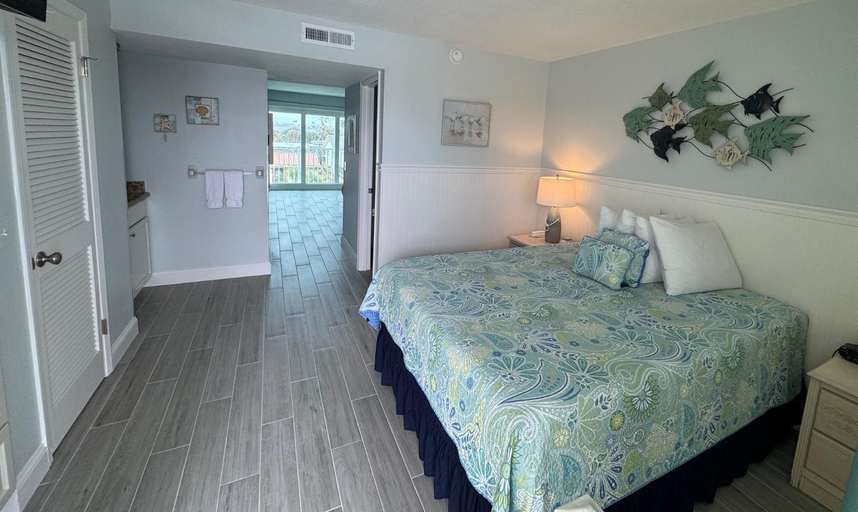 Bedroom, Tuckaway Shores Oceanfront Resort, Brevard