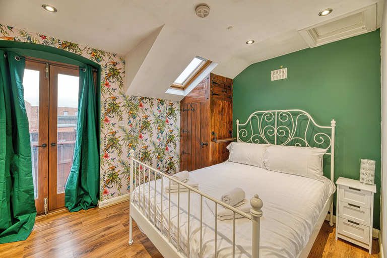 Room 4, Central 2 Bedroom Apt by Guestz, Cheshire West and Chester