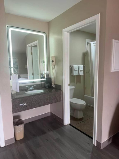 Bathroom 2, Deluxe Inn Palacios, Matagorda