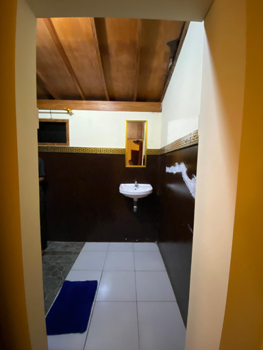 Bathroom 3, Hotel O Avocado Homestay, Lombok