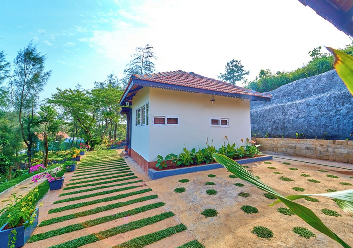 Property grounds 4, Whispering Hills Attappadi by VOYE HOMES, Palakkad