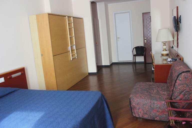 Bedroom 2, Hotel Alexander, Genova
