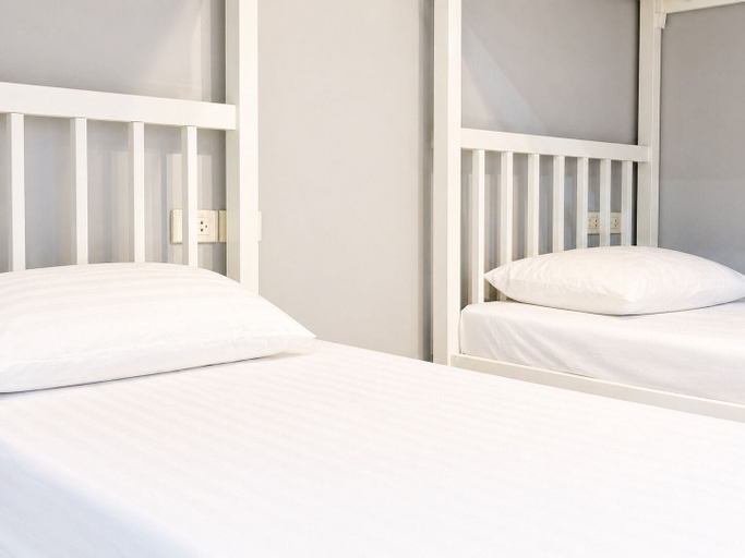Room 4, Sukhum Khaosan Au Bon Hostel, Phra Nakhon