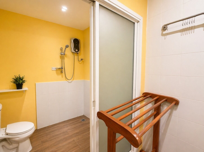 Bathroom 5, Sukhum Khaosan Au Bon Hostel, Phra Nakhon