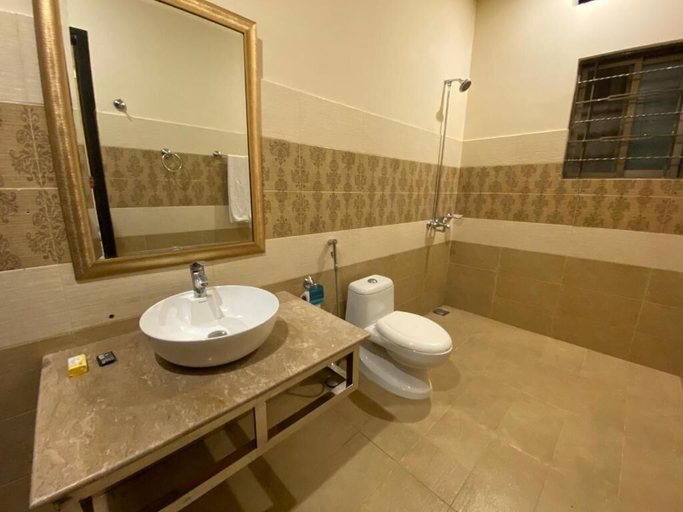 Bathroom 3, Shelton Rezidor Lahore, Lahore