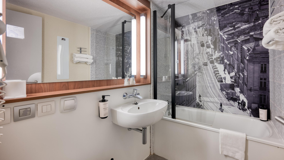 Bathroom 4, Campanile NATURE - Bordeaux Est Artigues, Gironde